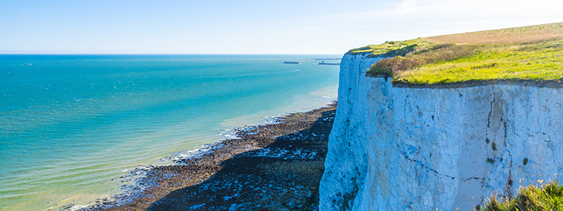 De vita kalkstensklipporna vid Dover, England.